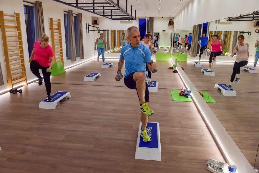 Résztvevők step pados gyakorlatot végeznek a Robika Gym csoportos óráján
